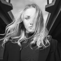 Wochenhoroskop Juni Schwarz-weiß Bild einer Frau