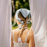 Frau zwischen Wäsche