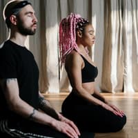 Wellbeing-Trends Zwei Personen machen Yoga