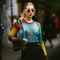 CSD Outfit Ideen: Frau im bunten Oberteil