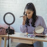 Frau traegt Foundation, die sich nicht absetzt auf