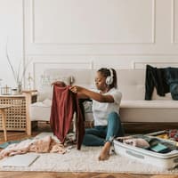 Frau packt ihren Koffer