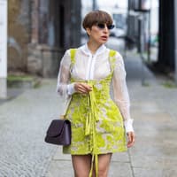 Grün kombinieren: Styling-Tipps Frau trägt grünes Kleid