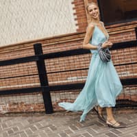 Leonie Hanne in einem Kleid