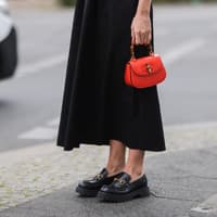 Sonia Lyson mit Loafern