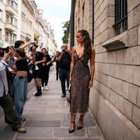 Frau in einem Midikleid