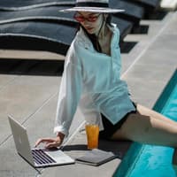 Frau macht "Quiet Vacation" mit Laptop am Pool
