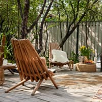 Terrasse dekorieren: Gemütliche Stühle und Teppich 