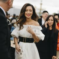 Frau mit gewellter Mähne mit Warmluftbürste für feines Haar