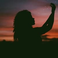 Frau vor Nachthimmel