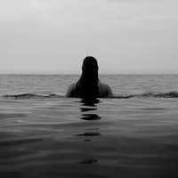 Frau badet im Meer Frau badet im Meer