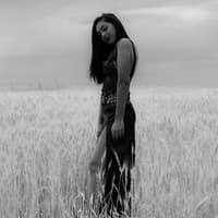 Wochenhoroskop: Frau steht in einem Feld