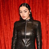 Brat Girl Summer: Styling-Tipps Brat Girl Charli XCX in schwarzem Leder-Look