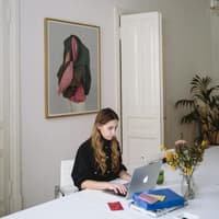 Frau in stilvollem Büro