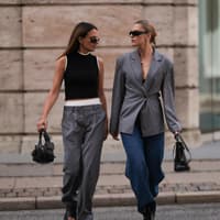 Zwei Frauen auf der Copenhagen Fashion Week