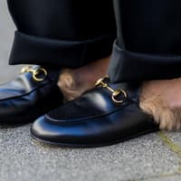 Person trägt Gucci Princetown Slipper