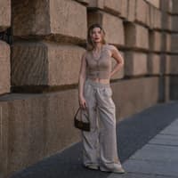 Frau in beigefarbener Leinenhose