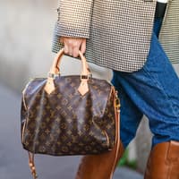 Frau mit Louis Vuitton Speedy