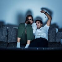 Paar schaut einen Horrorfilm