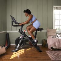 Frau auf Peloton Bike