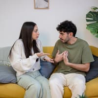 Paar streitet sich auf Sofa