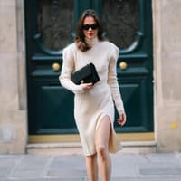 Frau in cremefarbenem Strickkleid Frau in cremefarbenem Strickkleid