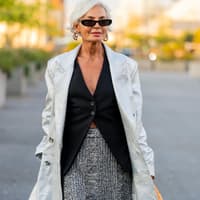 Jünger aussehen: Diese 10 Kleidungsstücke bewirken echte Wunder Grece Ghenem in stylischem Look