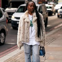 Frau in Fake Fur Jacke