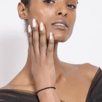 Schleifen-Nageldesign Model mit Schleifen-Nails