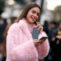 Frau mit braunem Haar