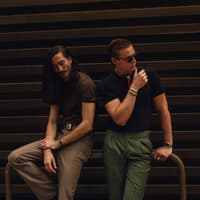 Zwei Männer in stylischen Outfits