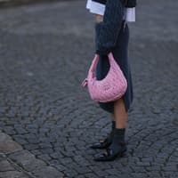 Frau in grauem Strickrock