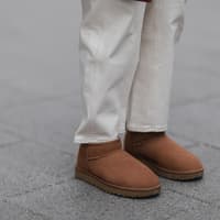 UGG Boots mit einer weißen Hose kombiniert