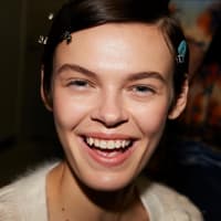 Model mit strahlender Haut