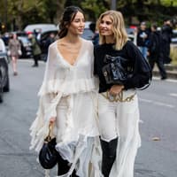 Der Boho-Look wird im Frühjahr/ Sommer 2025 Trend – 3 Outfitideen Zwei stylische Frauen