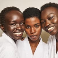 Retinol Retinal Drei Frauen mit strahlender Haut