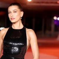 Hailey Bieber bricht mit ihrem neuen Look Geschlechternormen auf Hailey Bieber bricht mit ihrem neuen Look Geschlechternormen auf