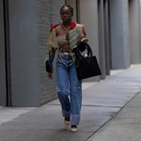 Jeans-Trends Herbst 2024: Frau in Denim Hose