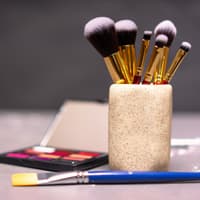 Make-up für Krebspatientinnen: Schmink-Tipps für mehr Selbstvertrauen Make-up Pinsel