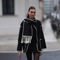 Frau in Toteme Jacke