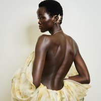 Model mit strahlender Haut