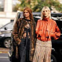 Zwei stylische Frauen