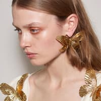 Cinnamon Roll Make-up Model mit Cinnamon Roll Make-up