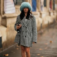 Frau mit Fake Fur Hut