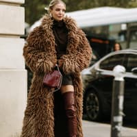 Leonie Hanne in Fake Fur Mantel