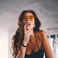 Frau mit einem Tattoo am Finger