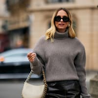 Frau mit Rollkragenpullover und Hoop Ohrringen