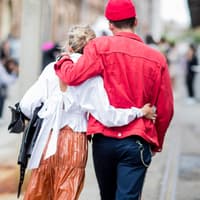 Paar geht Arm in Arm