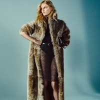 Frau in Fake Fur Mantel