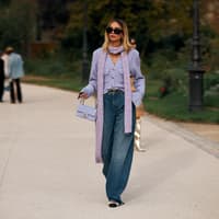 Frau mit Skinny Scarf